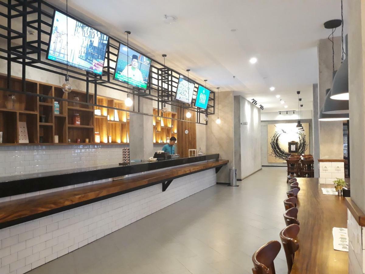 Kama Hotel Medan Exterior photo