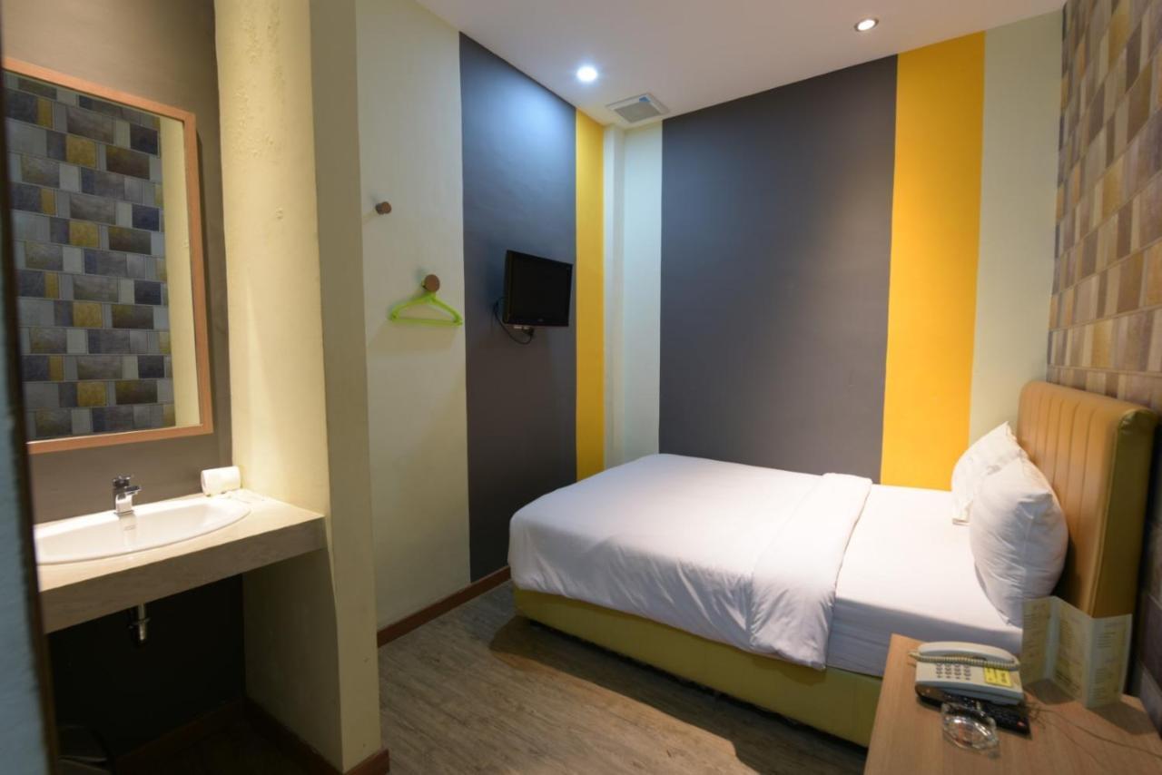 Kama Hotel Medan Exterior photo