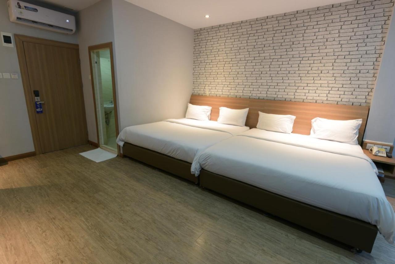 Kama Hotel Medan Exterior photo